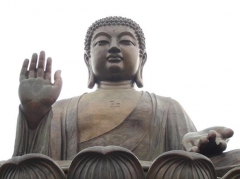 Lantau Island's Big Buddha, from loosemyseelf.blogspot.com.