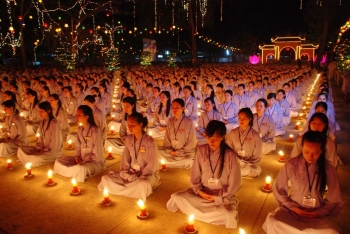 Laypeople chanting Amitabha's name. From www.buddhistedu.org.