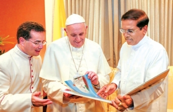 Pope Francis meeting the president of Sri Lanka. From dailynews.lk