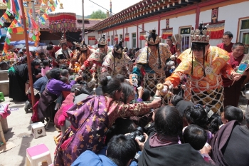Ngawang Kunga Tenzin Gyatso Rinpoche, front, and other lamas initiating pilgrims