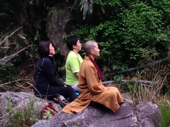 Dr. Kimle Kalsang leading meditation. From Shuyin