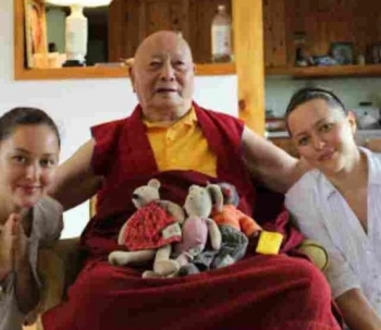 Khenpo Karthar Rinpoche with Ngödup’s daughters, upstate New York, 2014. From Ngödup Burkhar