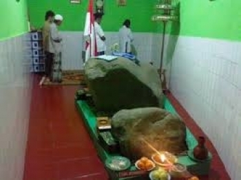 Muslims pray inside Klenteng Pan Kho. From portalkbr.com