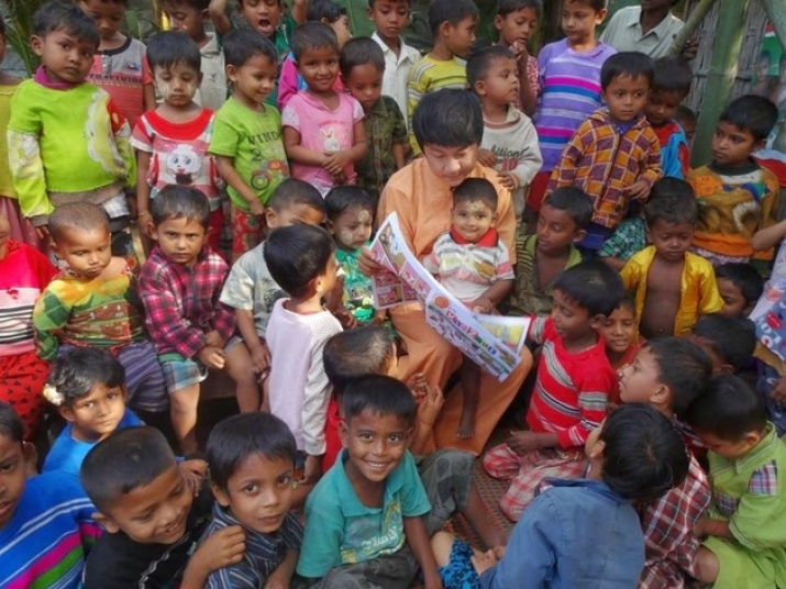 Sai Han Htike (seated center) with Rohingya children in Sittwe. From pakistantelegraph.com