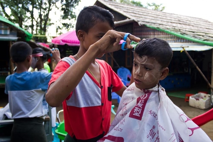 A volunteer gives a child a free haircut. Photo by Carlos Sardiña Galache. From dvb.no