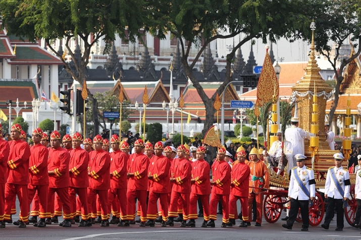 A procession escorted the urn holding the body of the late supreme patriarch from Wat Bowon Niwet Vihara to Wat Debsirindrawas. From bangkokpost.com