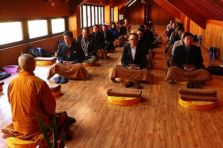 Laypeople attend a meditation retreat in Hangzhou, in China's eastern Zhejiang Province. From mildchina.com