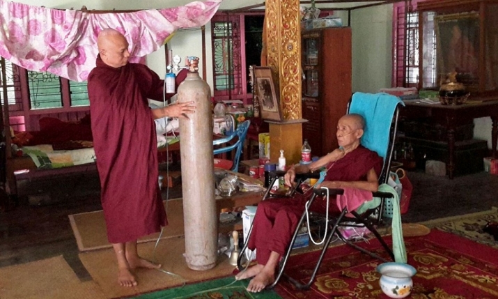 Sayadaw Kaywala helping to install an oxygen unit for an old monk in a monastery near Htantabin. Image courtesy of the author