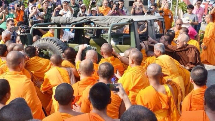 Hundreds of monks scuffle with soldiers and try to forcibly remove vehicles blocking their way at a rally near Bangkok. From khaosodenglish.com