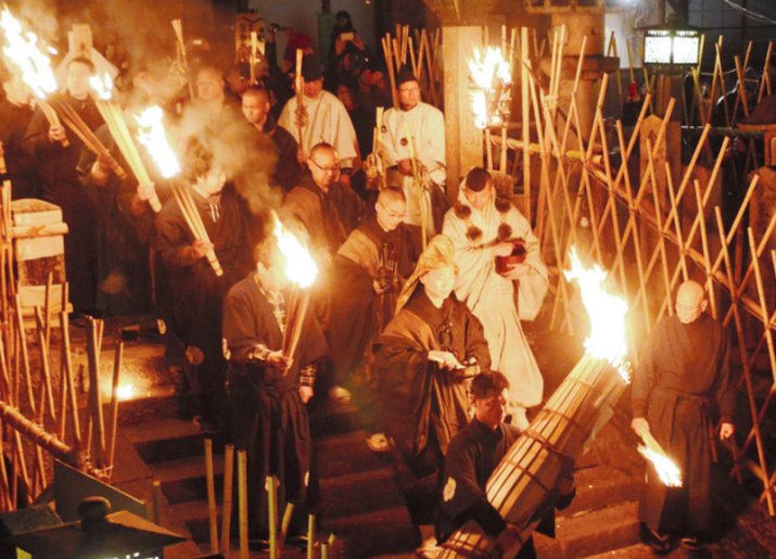 Torches illuminate a procession during the Omizutori water-drawing ceremony at Todai-ji on 13 March. Photo by Yumi Kurita. From ajw.asahi.com