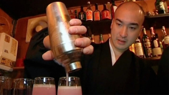 Monk pouring drinks at Vowz Buddhist Bar. From jpninfo.com