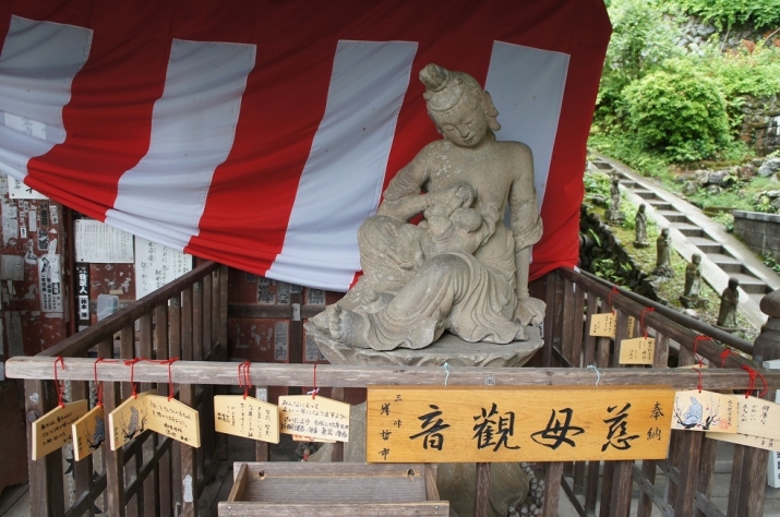 Kannon Bodhisattva as mother in front of Kinsho-ji. Photo by the author