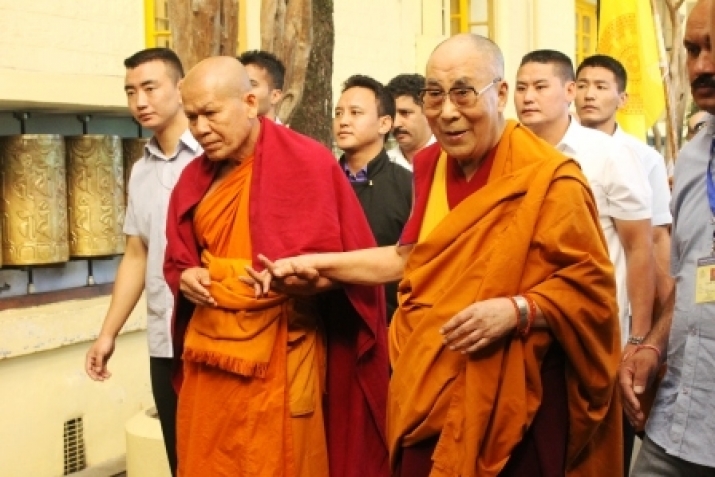 Hatyai Pharyatha Suthi, who is leading the Thai monks on their peace <i>yatra</i>, walks with His Holiness the Dalai Lama. Photo by Kunsang Gashon. From phayul.com