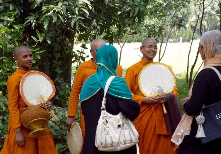 Bangladeshi bhikkhunis and <i>samaneris</i> having a conversation with Muslim women. From Bangladesh Bhikkhuni Sangha Facebook
