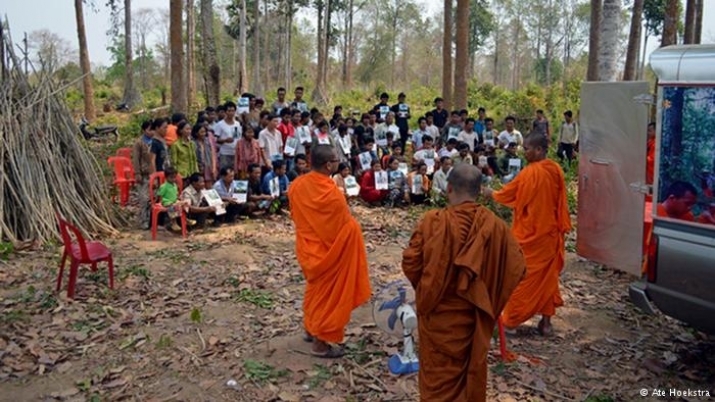 Buddhist monks collecting images and videos of illegal logging to spread them through social media. Photo from Dw.com