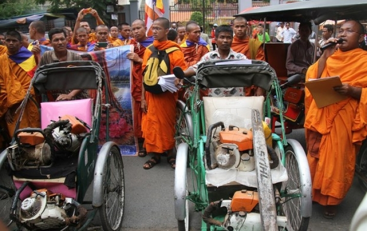 Activists carry confiscated chainsaws as part of a protest in front of Forestry Administration office in Phnom Penh, on 6 July, 2015. Photo from Rfa.com