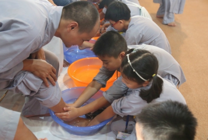 Children participate in a feet-washing ceremony as a part of the observances for Vu Lan. From e.vnexpress.net