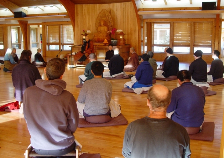 Master Sheng Yen giving a Dharma talk during a retreat at the Dharma Drum Retreat Center in New York. He led more than 300 such retreats worldwide. Image courtesy of Dharma Drum Cultural Center