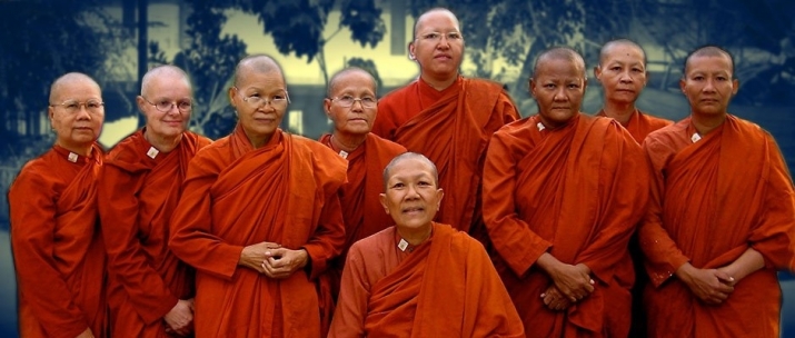 Preceptor Ven. Bhikkhuni Dhammananda of Thailand with Thai bhikkhuni sangha members. From kyotoreview.org