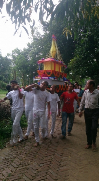 Funeral procession of relatives and well wishers. Photo by BD Dipananda