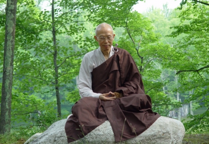 Master Sheng Yen meditating by the lake at the Dharma Drum Retreat Center in New York. Image courtesy of Dharma Drum Cultural Center