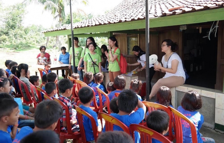 The Pintu Belajar team explains their program to school children