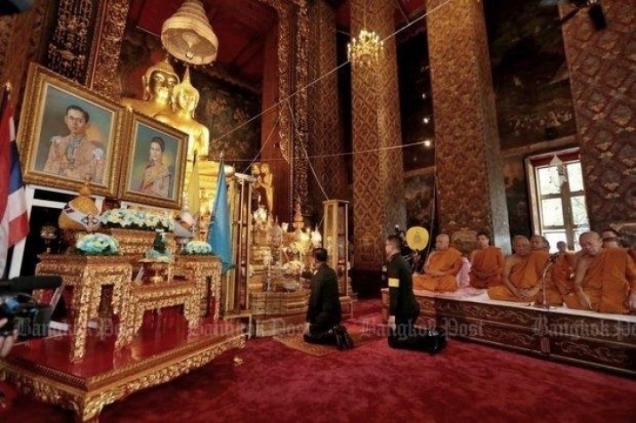 Thais prayed for the health of the monarch at Wat Bowonniwet and other temples. Photo by Chanat Katanyu. From bangkokpost.com