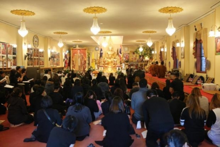 Mourners at Wat Buddharangsee in Sydney, Australia. Photo by Pipad Krajejun. From bangkokpost.com