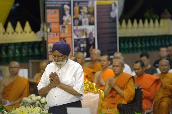 Harbans Singh, treasurer of the Inter-Religious Organisation, Singapore, attended a prayer session at Wat Ananda Metyarama for the late Thai king. Photo by Ng Sor Luan. From straitstimes.com