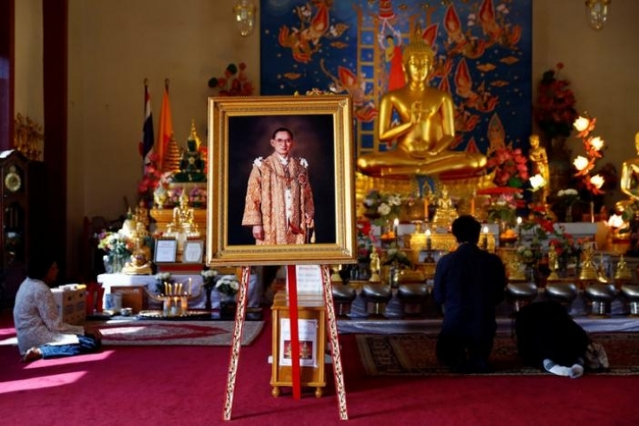 People attend a memorial ceremony Wat Thai of Los Angeles temple in California. Photo by Patrick T. Fallon. From reuters.com