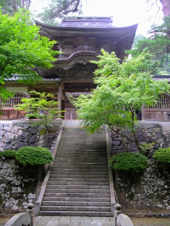 Stairs to the dharma hall at Eihei-ji. From Gereon Kopf