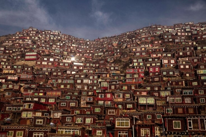 Residential buildings constructed by nuns and monks living at Larung Gar are packed tightly together on the side of the valley. From ibtimes.co.uk