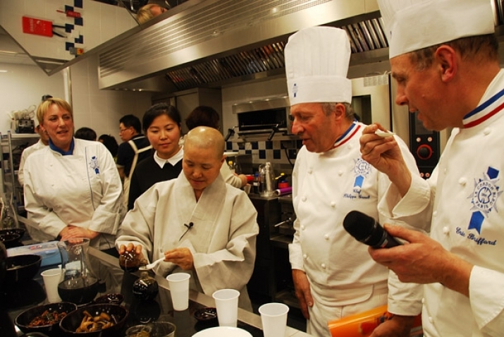 Ven. Seonje shows off Buddhist cuisine to chefs at Le Cordon Bleu. From koreajoongangdaily.joins.com