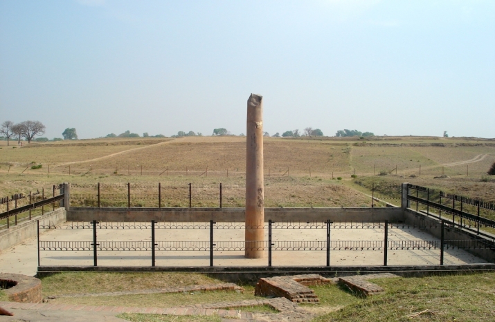 The flattened ruins of Kosambi, with a half-destroyed Ashoka Pillar as a monument to the civilization and Buddhism that once flourished there. From giacngo.vn
