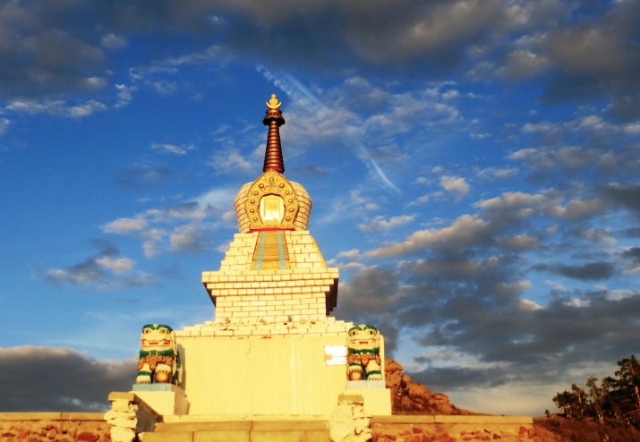 Stupa of Shakyamuni Buddha, symbolizing his descent from Tushita Heaven. Built by Shiwalha Rinpoche in Burgan Izi (Footprint of Buddha), between the villages of Tselinnoe and Shambalyg in Tuva. Image courtesy of the author