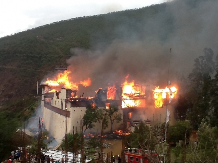 Fig 1. Wangdu Phodrang Dzong burning in 2012. Photo by Pa Ssu