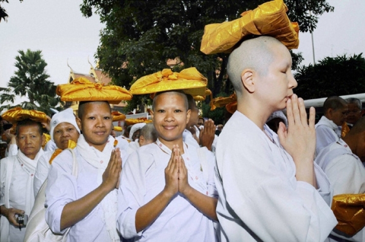 Devotees from Thailand balance the Tipitaka on their heads. From eprahaar.in