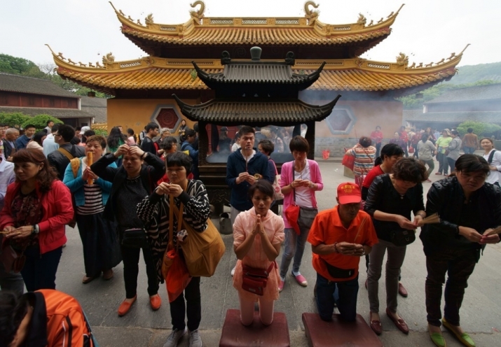 Pilgrimage, Putuo Monastery, Zhoushan, Zhejiang province, 2015. Photo by Yang Liquan