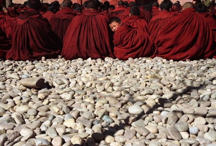 Galden Jampaling Monastery, Tibet, 1998. Photo by Yang Liquan