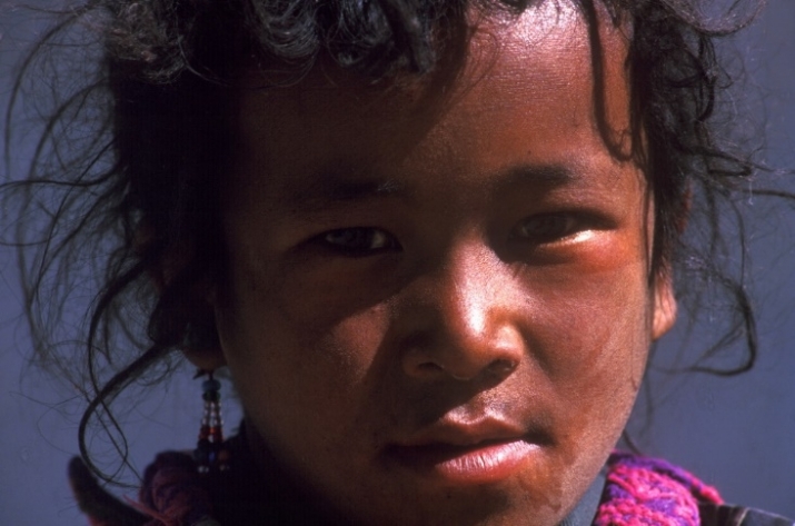 Portrait, Tingri, Tibet, 1998. Photo by Yang Liquan