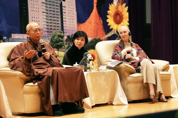 Master Sheng Yen and Dr. Jane Goodall host a dialogue on “The Power of Compassion—How to Love Our Earth” in 2008. Image courtesy of Chan Meditation Center