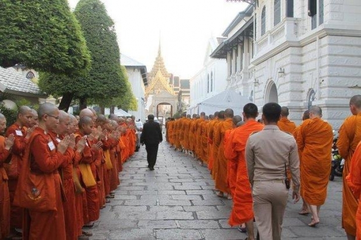 After being denied admission to pay their respects to Thailand's late king Bhumibol Adulyadej, female monks, left, paid respect to monks being escorted into the Grand Palace to attend the royal funeral ceremony. From bangkokpost.com