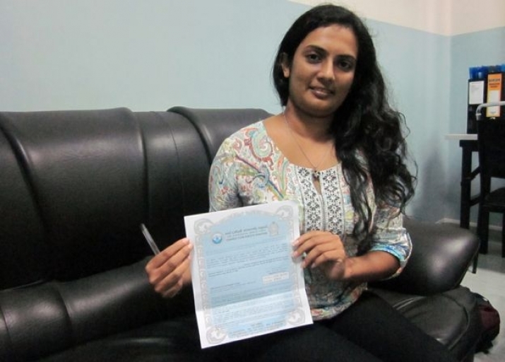 Viswani Pasadi holding her National Eye Bank certificate. From bbc.com