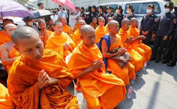 Buddhist monks chant while police block access to Wat Dhammakaya. Photo by Chaiwat Subprasom. From asiancorrespondent.com