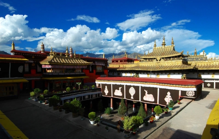 The courtyard of the Jokhang in Lhasa. From chinadiscovery.com