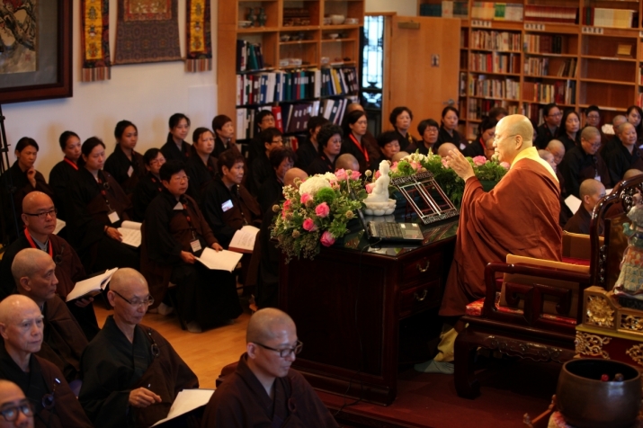 Venerable Guan Cheng leading a meditation group. Image courtesy of the author