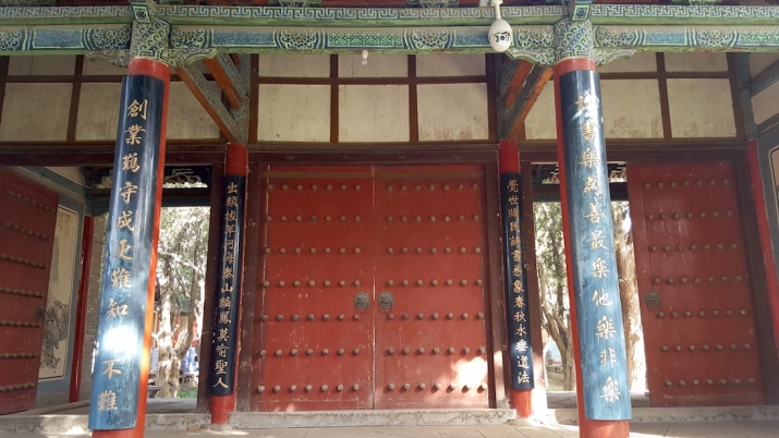 Gate into the Wuwei Confucian temple complex, with two couplets on the four pillars. Image courtesy of the author