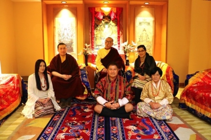Back row, left to right: Thaye Dorje and his parents Mipham Rinpoche and Dechen Wangmo. Front row, left to right: Rinchen Yangzom and her parents Mr. Chencho and Mrs. Kunzang. From karmapa.org