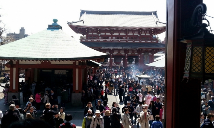 Visitors throng to Senso-ji in Tokyo's Asakusa District. Photo by the author