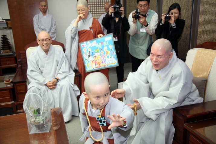 Ven. Jaseung nicknamed the boy monks “baby Buddhas,” and “mischievous Buddhas.” From ibulgyo.com